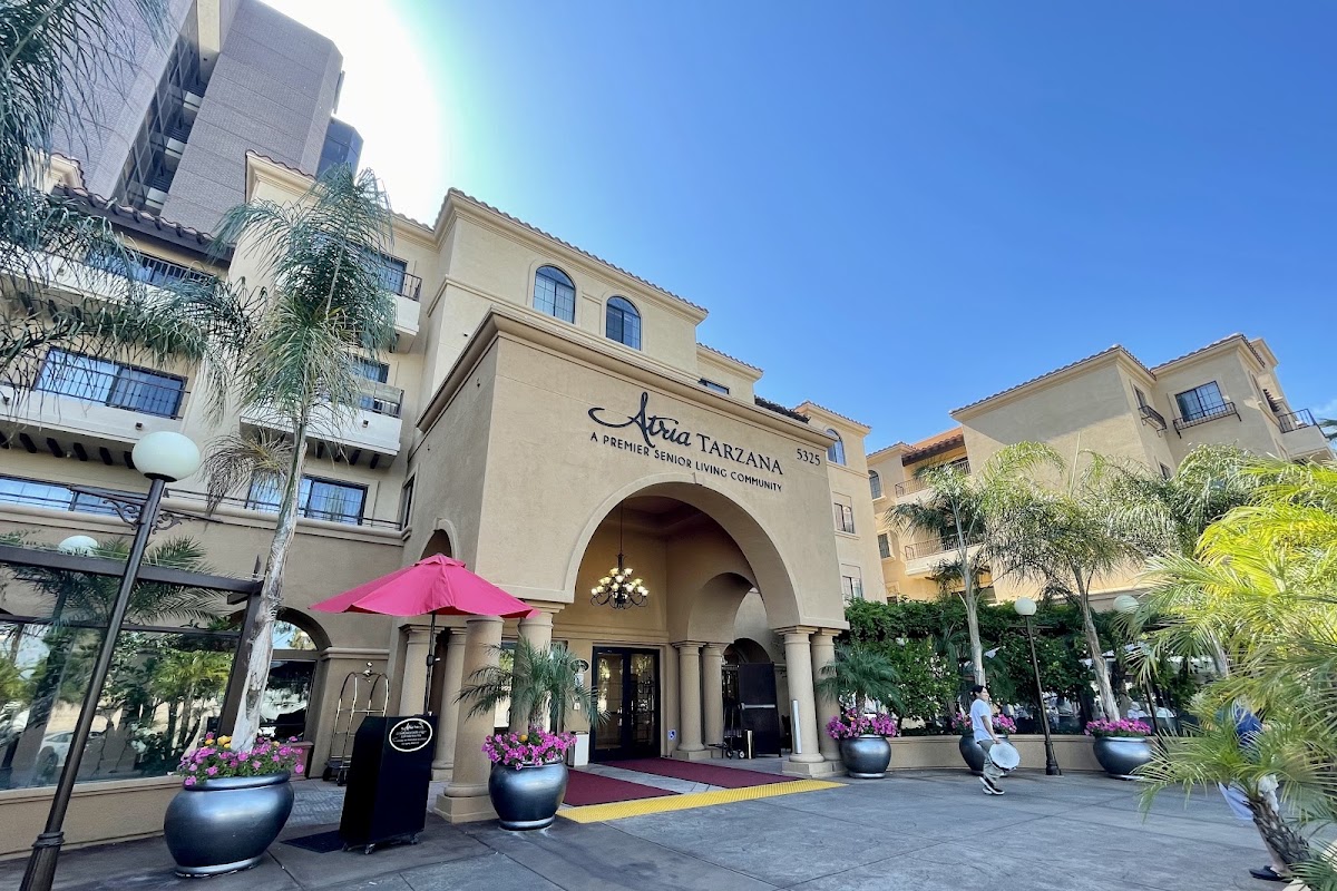 Atria Tarzana - Photo 2