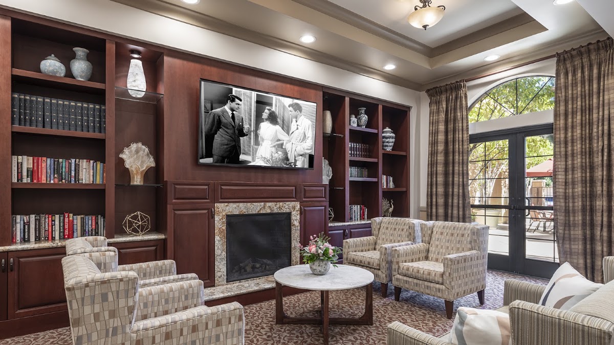 Atria Tarzana - Photo 3